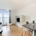 Fully Serviced Two Bed Apartment By Excel & O2